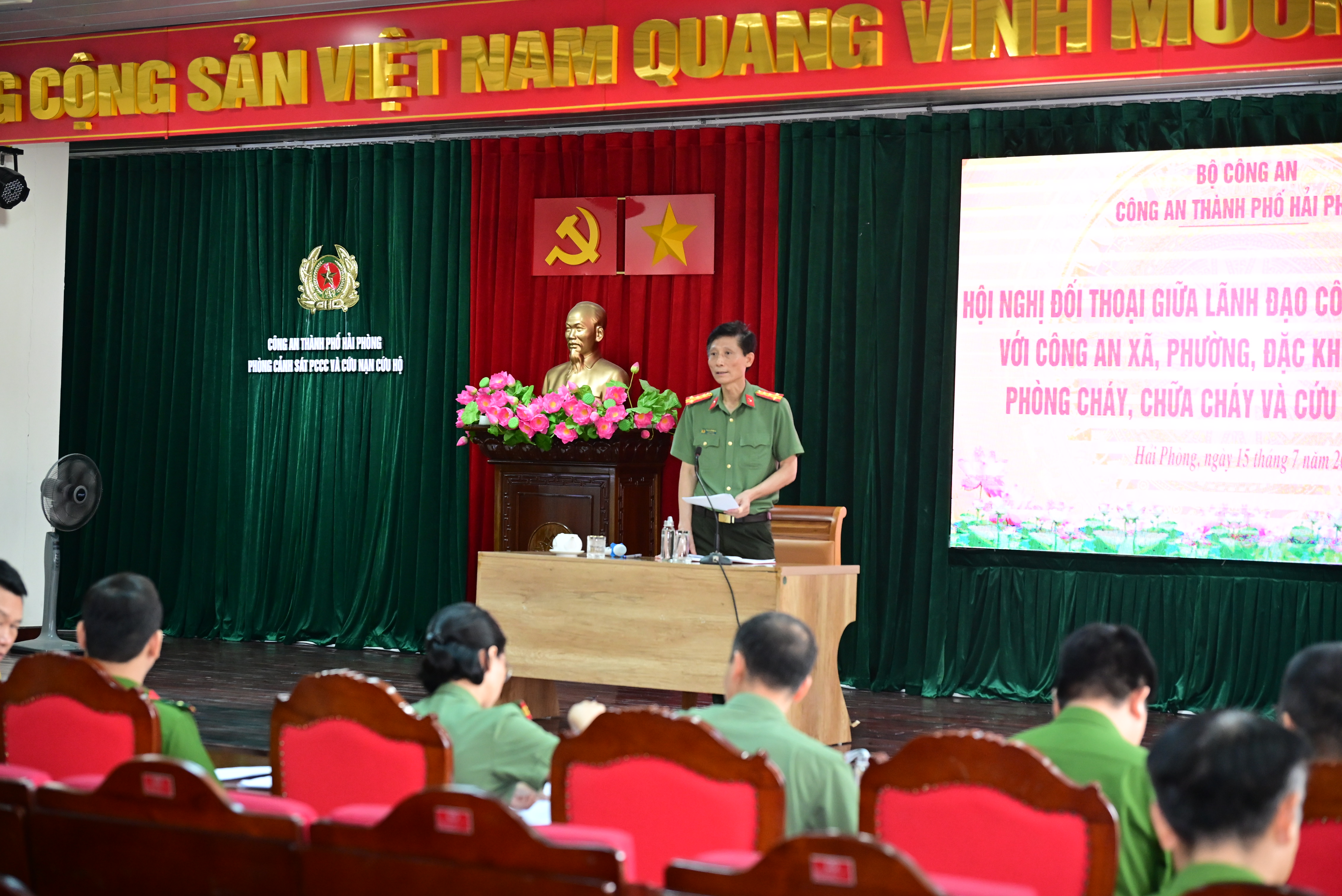 Lãnh đạo Công an thành phố đối thoại với Công an xã, phường, đặc khu về công tác PCCC và CNCH